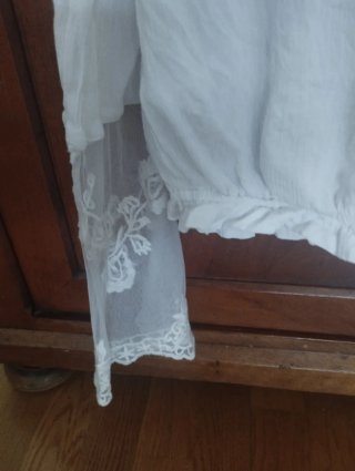 Blusa blanca con mangas de encaje