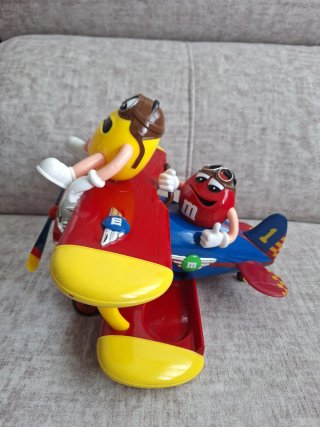 Avión M&M's con figuras