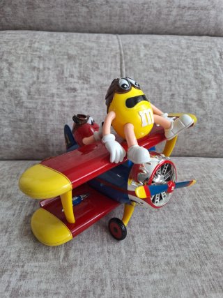 Avión M&M's con figuras