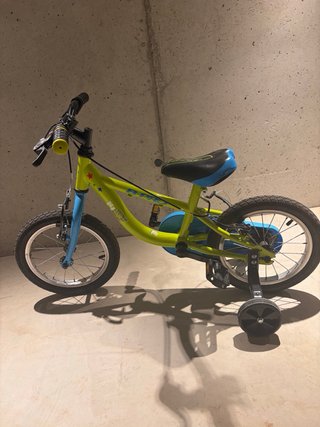 Bicicleta infantil con ruedines