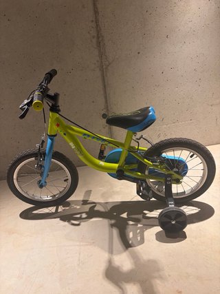 Bicicleta infantil con ruedines