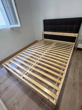 Cama 135cm Madera y Tapizado Negro con lamas