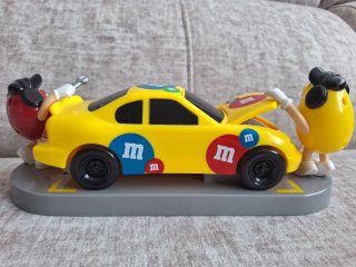 Coche M&Ms Amarillo con Figuras