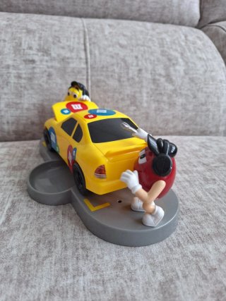 Coche M&Ms Amarillo con Figuras