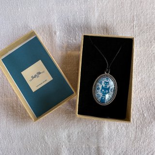 Collana con ciondolo ovale cianotipia gatto