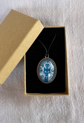 Collana con ciondolo ovale cianotipia gatto