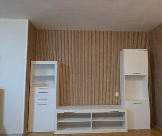 Mueble de salón blanco con vitrina