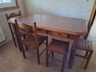 Mesa cocina con 4 sillas y 2 taburetes