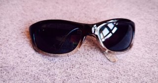 Gafas de sol negras y grises
