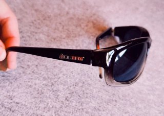 Gafas de sol negras y grises