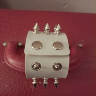 Pulsera Tachuelas Blancas Cierre Broche