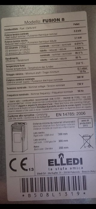 Estufa de pellets negra y blanca