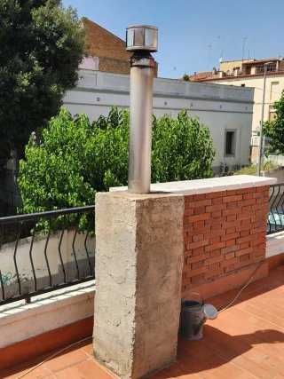 Estufa de pellets negra y blanca