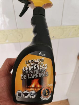 Estufa de pellets negra y blanca