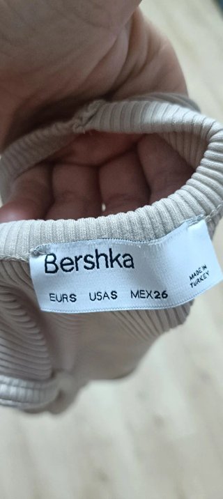 Top crop asimétrico beige