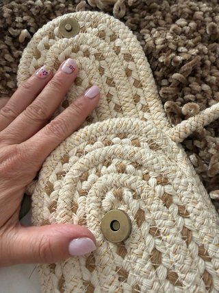 Bolso para móvil tejido beige y dorado
