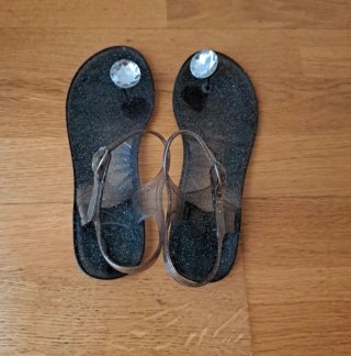 Sandalias transparentes con pedrería T.38