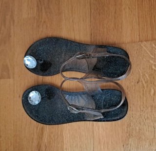 Sandalias transparentes con pedrería T.38