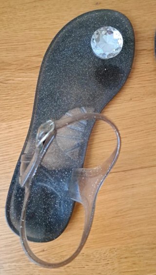 Sandalias transparentes con pedrería T.38