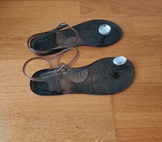 Sandalias transparentes con pedrería T.38