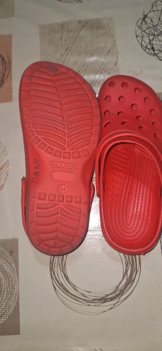 Zuecos niño (Talla 34 Rojo) y (Talla 35 Azul).