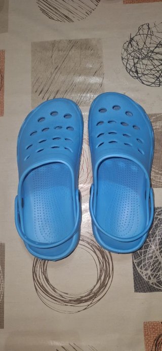 Zuecos niño (Talla 34 Rojo) y (Talla 35 Azul).
