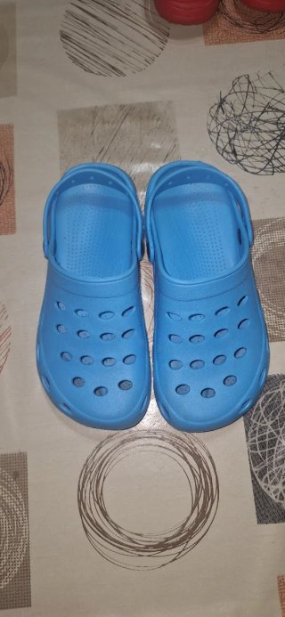 Zuecos niño (Talla 34 Rojo) y (Talla 35 Azul).