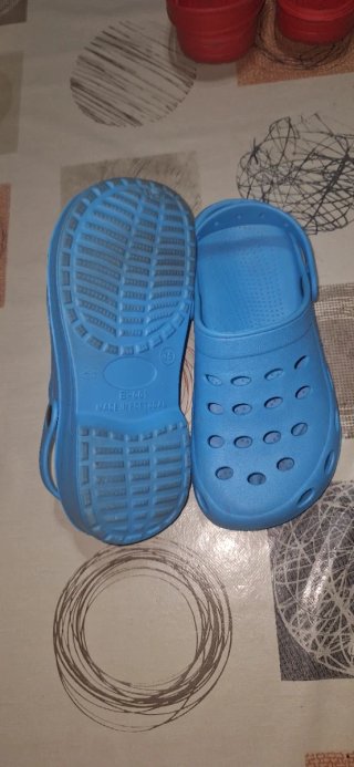 Zuecos niño (Talla 34 Rojo) y (Talla 35 Azul).