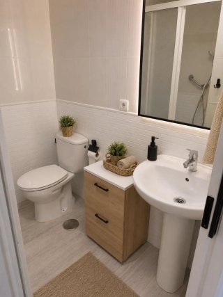 Lavabo de cerámica blanco, solo el lavabo