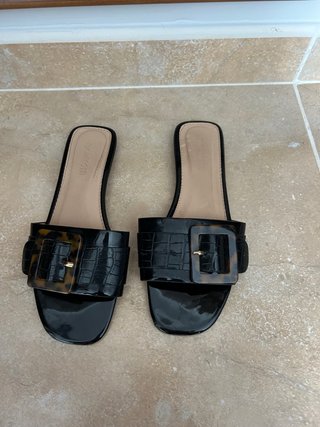 Sandalias negras con hebilla tortuga