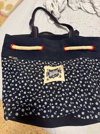 Bolso de playa azul y blanco