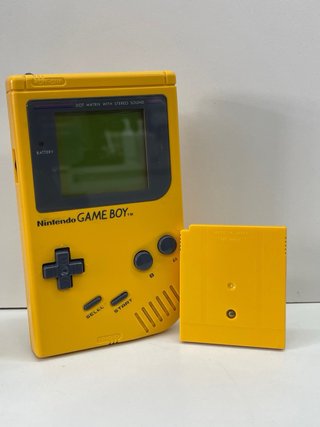 Nintendo Game Boy Amarilla + Pokémon Amarillo
