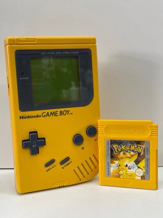Nintendo Game Boy Amarilla + Pokémon Amarillo