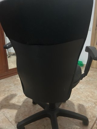 Silla de oficina giratoria negra.