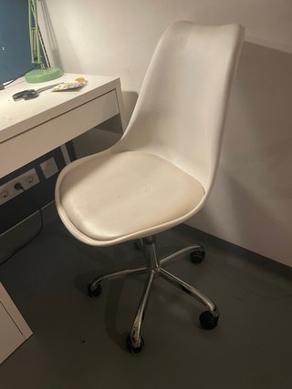 silla blanca con ruedas