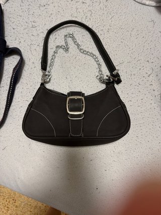 Bolso negro con cadena plateada