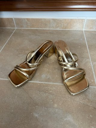 Sandalias de tacón doradas Talla 39-40
