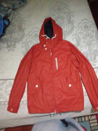 Chaqueta naranja con capucha