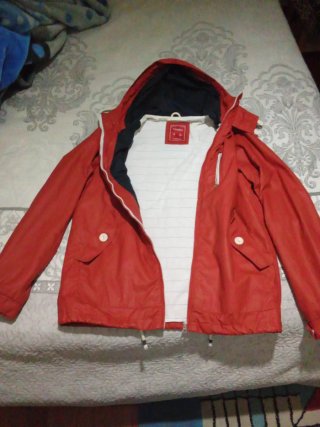 Chaqueta naranja con capucha