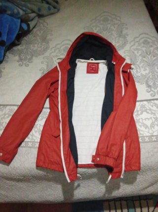 Chaqueta naranja con capucha