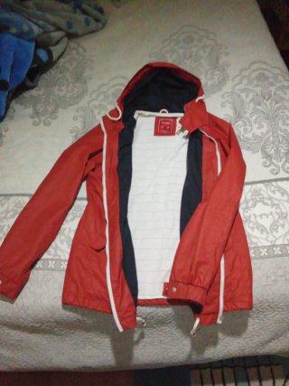Chaqueta naranja con capucha