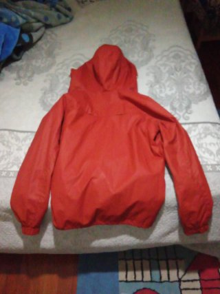 Chaqueta naranja con capucha