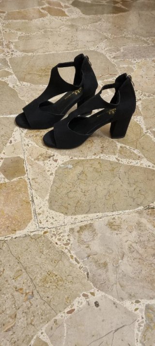 Scarpe eleganti nere con tacco