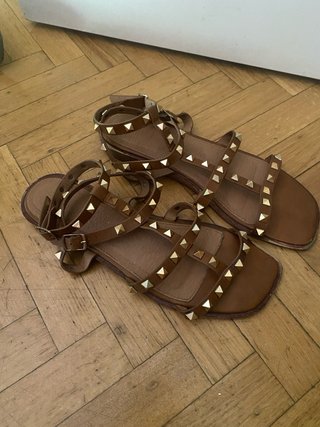 Sandalias romanas marrones con tachuelas talla 39