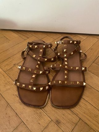 Sandalias romanas marrones con tachuelas talla 39