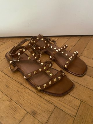 Sandalias romanas marrones con tachuelas talla 39