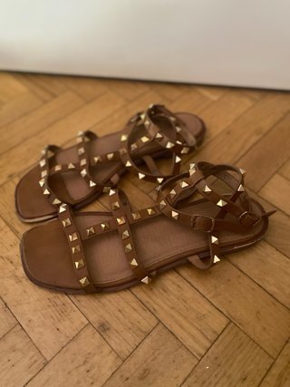 Sandalias romanas marrones con tachuelas talla 39