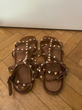 Sandalias romanas marrones con tachuelas talla 39
