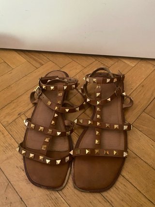 Sandalias romanas marrones con tachuelas talla 39