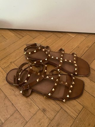 Sandalias romanas marrones con tachuelas talla 39